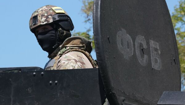 Сотрудник подразделения спецназначения ФСБ России во время учений по освобождению заложников в Евпатории