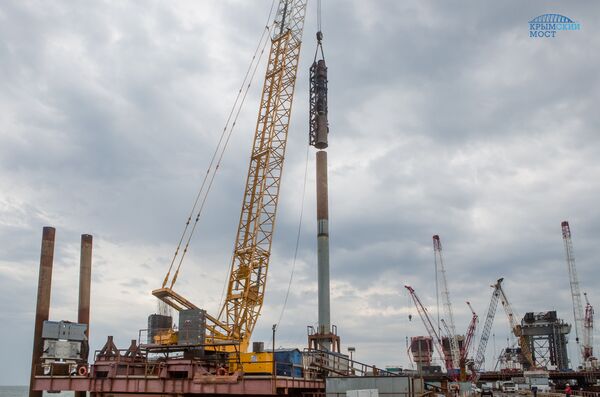 Погружение свай на автодорожной части моста через Керченский пролив Погружение свай на автодорожной части моста через Керченский пролив