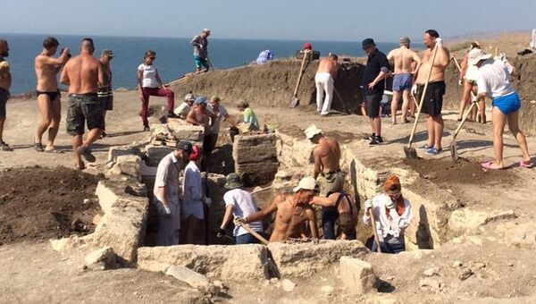 Волонтеры на месте находки мраморной плиты с надписью в античном склепе на некрополе Кыз-Аул на Керченском полуострове