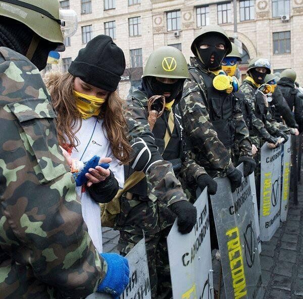 Жена Геннадия Лимешко Ирина, задержанного в Крыму за подготовку диверсии, с участниками бойцов 14 сотни самообороны Майдана Вольные люди Жена Геннадия Лимешко Ирина, задержанного в Крыму за подготовку диверсии, с участниками бойцов 14 сотни самообороны Майдана Вольные люди