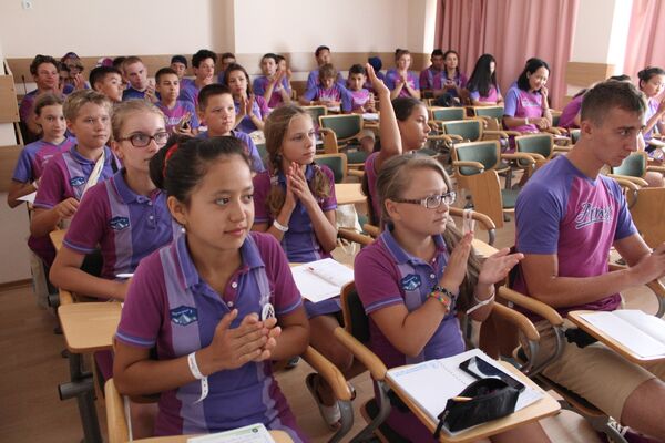 Участники первой международной смены по русскому языку для зарубежных школьников и педагогов в МДЦ Артек Участники первой международной смены по русскому языку для зарубежных школьников и педагогов в МДЦ Артек
