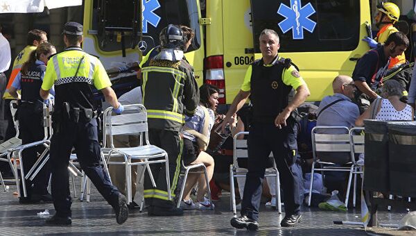 Скорая помощь на месте наезда микроавтобуса на пешеходов в Барселоне оказывает помощь пострадавшим. 17 августа 2017