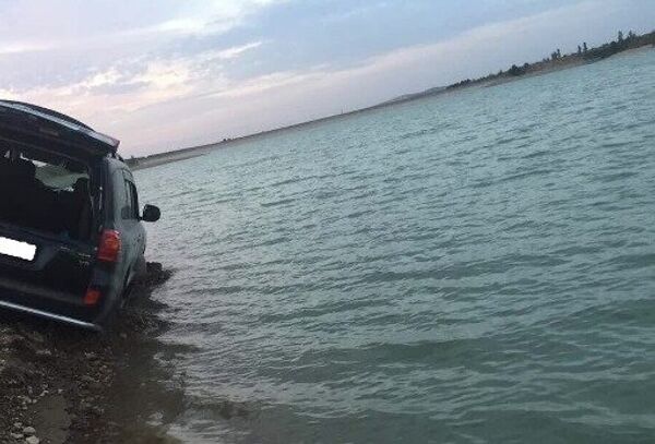 Автомобиль Toуota Land Cruiser, который съехал в водохранилище в Белогорском районе Автомобиль Toуota Land Cruiser, который съехал в водохранилище в Белогорском районе