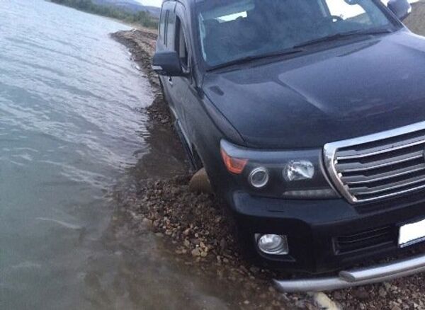 Автомобиль Toуota Land Cruiser, который съехал в водохранилище в Белогорском районе Автомобиль Toуota Land Cruiser, который съехал в водохранилище в Белогорском районе