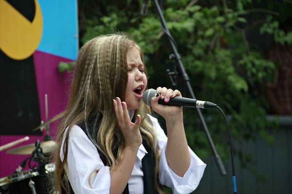Алина Сансызбай, победительница фестиваля Поколение Next, участница четвертого сезона проекта Голос. Дети выступает на Волошинской сцене на Koktebel Jazz Party