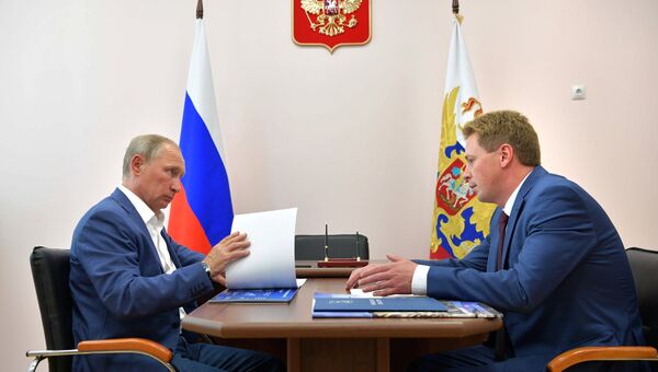 Президент РФ Владимир Путин и временно исполняющий обязанности губернатора Севастополя Дмитрий Овсянников (справа) во время встречи в Севастополе. 18 августа 2017