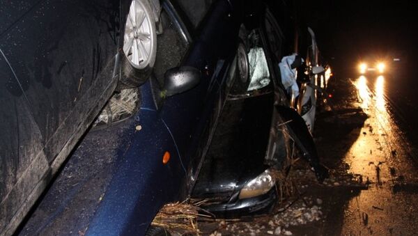 Автомобили, которые пострадали в результате схода сели на трассе Грушевка - Судак в районе села Дачное