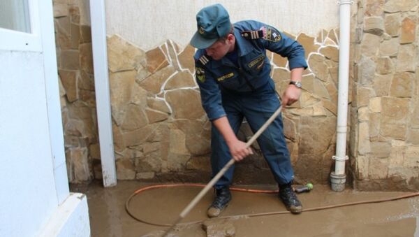 Крымские спасатели помогают крымчанам в ликвидации последствий стихии