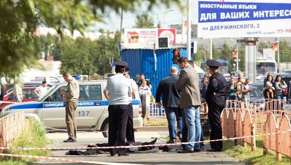 Сотрудники правоохранительных органов работают в центре города Сургута на месте, где неизвестный мужчина напал с ножом на людей и ранил несколько человек. 19 августа 2017