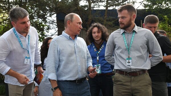 Президент РФ Владимир Путин знакомится с тематическими выставками творческих групп во время посещения ежегодного Всероссийского молодежного образовательного форума Таврида
