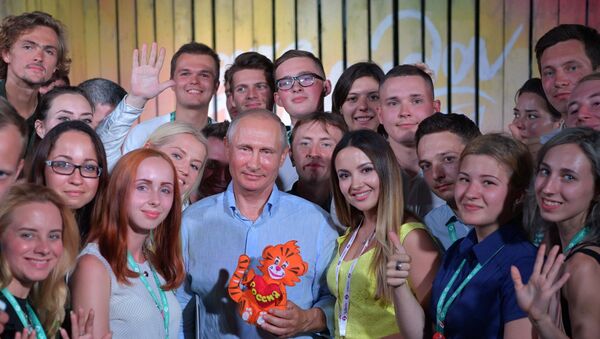 Президент РФ Владимир Путин во время посещения ежегодного Всероссийского молодежного образовательного форума Таврида на Бакальской косе. 20 августа 2017