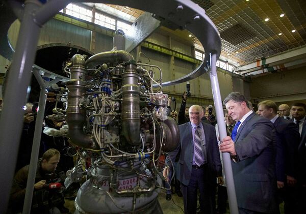 Президент Украины Петр Порошенко во время визита на завод Южмаш. 21 октября 2014 Президент Украины Петр Порошенко во время визита на завод Южмаш. 21 октября 2014