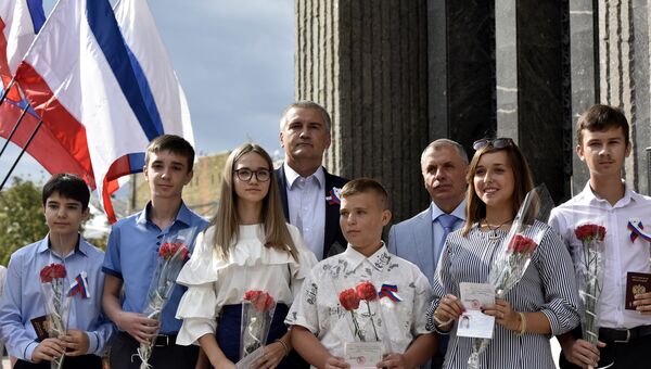 Празднование Дня Государственного флага РФ в Симферополе. Вручение паспортов РФ юным крымчанам