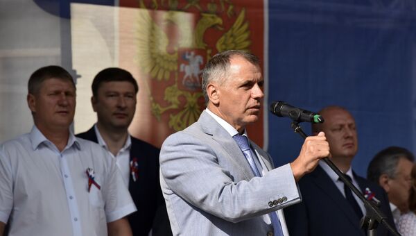Председатель Госсовета РК Владимир Константинов на праздновании Дня Государственного флага РФ в Симферополе