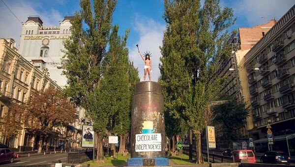 Активистка Femen во время акции в Киеве. 23 августа 2017