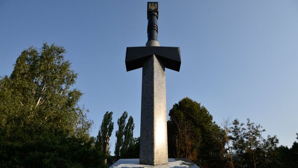 Памятник воинам АТО, выполненный в виде вонзенного в карту России меча, в Киеве.