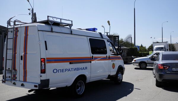 Автомобиль МЧС РФ у места падения автобуса в море на Кубани