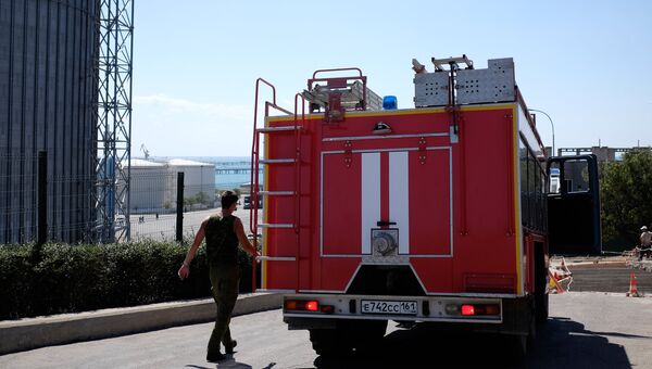 Пожарная машина у места падения автобуса в море на Кубани