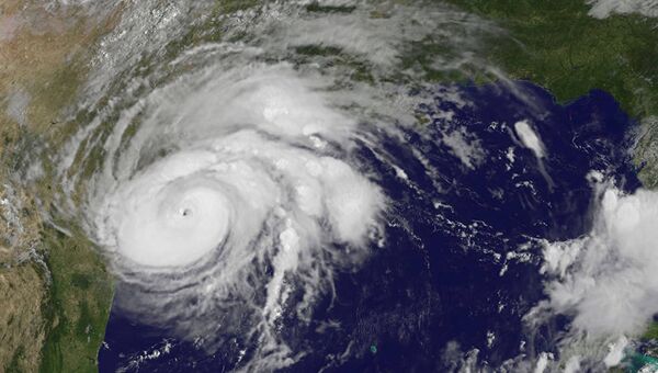Снимок со спутника урагана Харви. приближающегося к побережью Техасского залива, США. 25 августа 2017