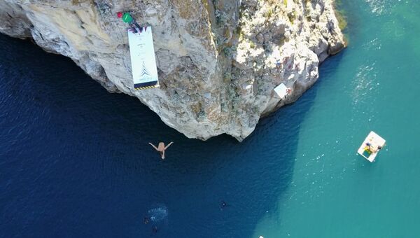 Экстремалы прыгали в воду с 27-метровой высоты на турнире Фрирайт в Крыму