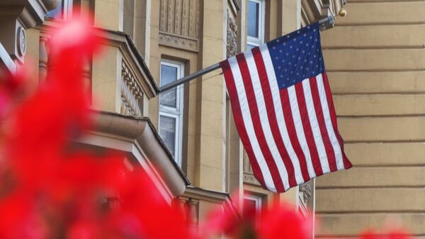 Государственный флаг США на здании американского посольства в Москве. Архивное фото