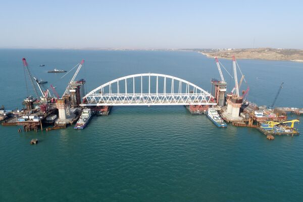 Железнодорожная арка Крымского моста доставлена на фарватер Железнодорожная арка Крымского моста доставлена на фарватер