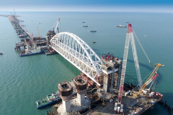 Железнодорожная арка Крымского моста доставлена на фарватер Железнодорожная арка Крымского моста доставлена на фарватер
