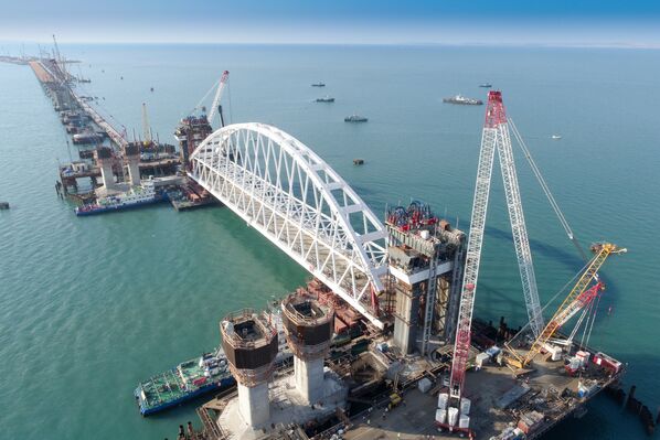 Железнодорожная арка Крымского моста доставлена на фарватер