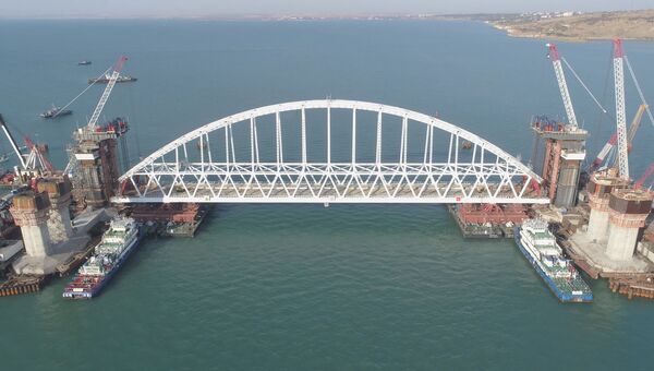 Железнодорожную арку Крымского моста доставили на фарватер