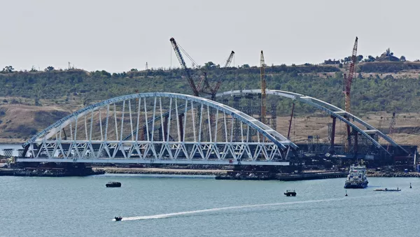 Арку Крымского моста переместили на плавучие опоры