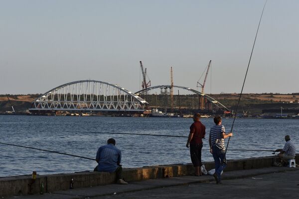 Арку Крымского моста переместили на плавучие опоры Арку Крымского моста переместили на плавучие опоры