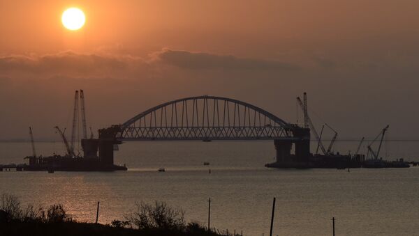 Подъем железнодорожной арки моста через Керченский пролив на проектную высоту. 29 августа 2017