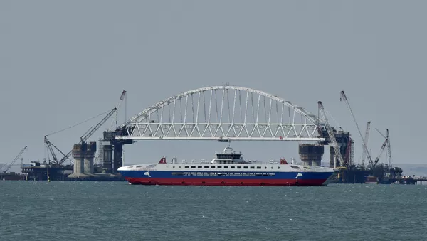 Установка железнодорожной арки моста через Керченский пролив на фарватерные опоры