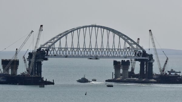 Установка железнодорожной арки моста через Керченский пролив на фарватерные опоры