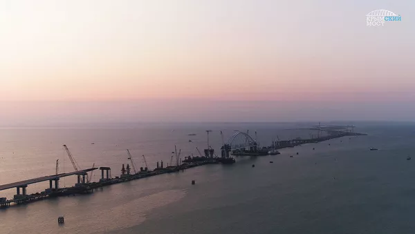 Установка железнодорожной арки моста через Керченский пролив на рассвете