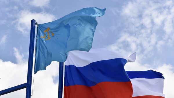 Крымско-татарский флаг, флаг России и флаг Республики Крым