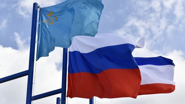 Крымско-татарский флаг, флаг России и флаг Республики Крым