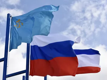 Крымско-татарский флаг, флаг России и флаг Республики Крым