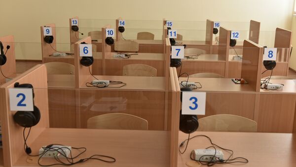 Лингафонный класс общеобразовательной средней школы №44 в микрорайоне Фонтаны в Симферополе