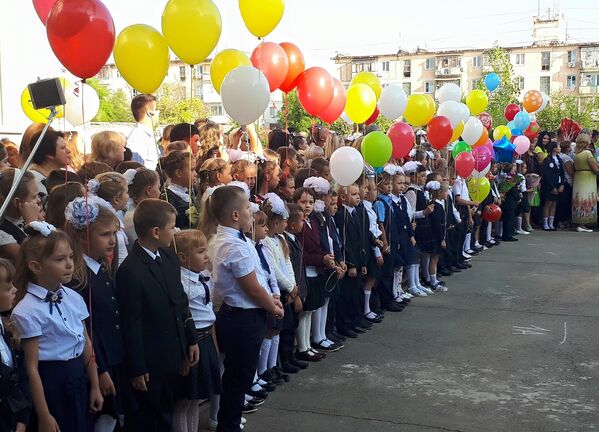 Праздничная линейка в школе №13 в Евпатории
