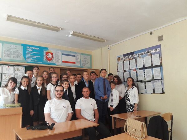 Активисты ОНФ провели в крымских школах урок Россия, устремленная в будущее Активисты ОНФ провели в крымских школах урок Россия, устремленная в будущее