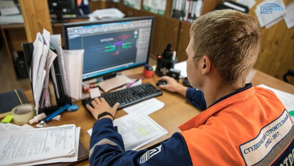 Представитель студотряда работает с производственно-исполнительной документацией на строительстве моста через Керченский пролив