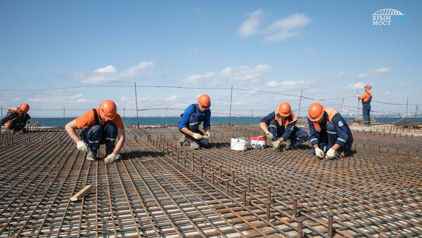 Студенты на строительстве моста через Керченский пролив