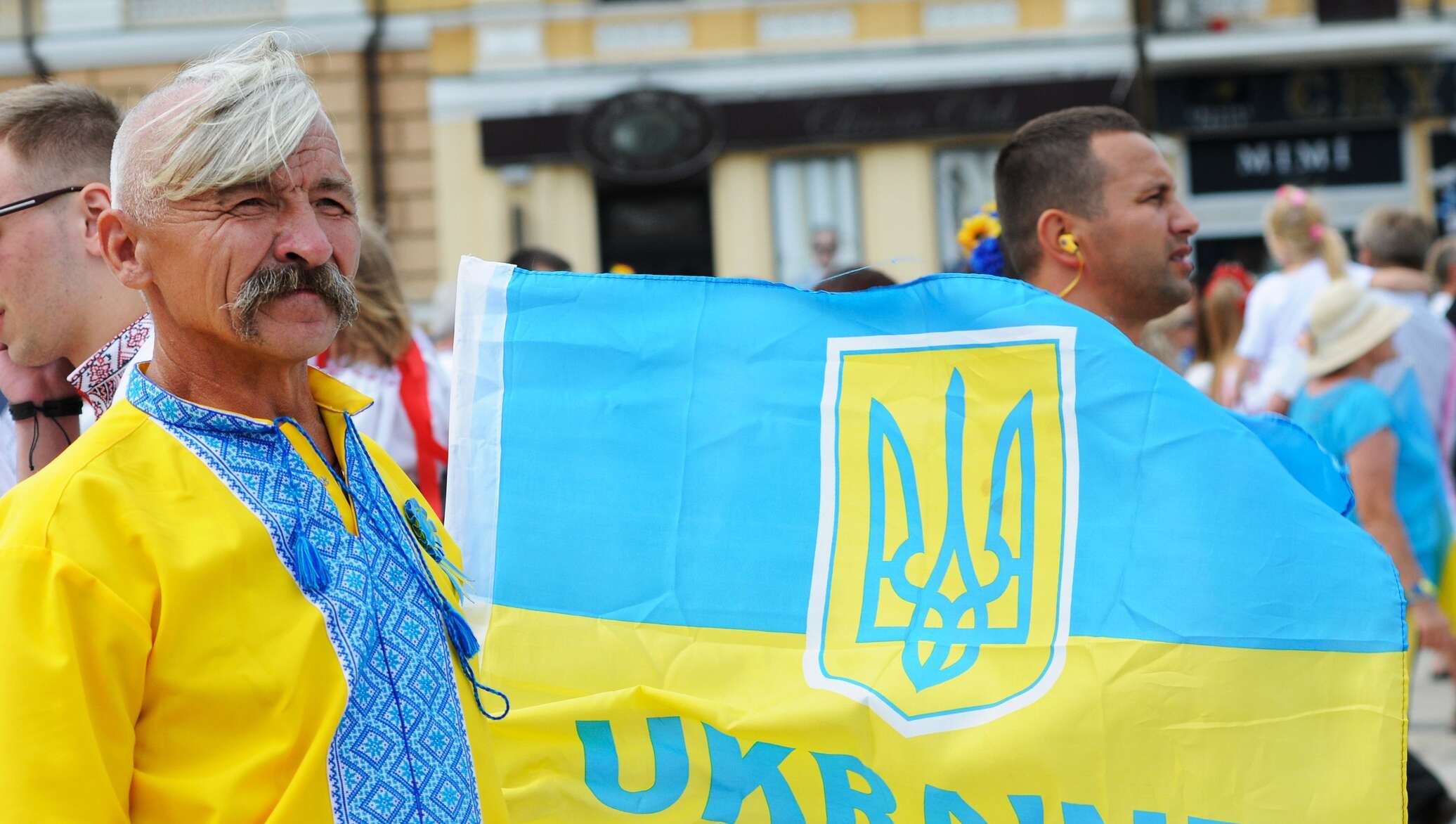 Зеленый украинец. Люди с флагом Украины. Украинцы с флагом. Щирый украинец что это. Украинец с флагом Украины.