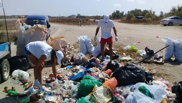 Активисты ОНФ убрали мусор на западном побережье Крыма