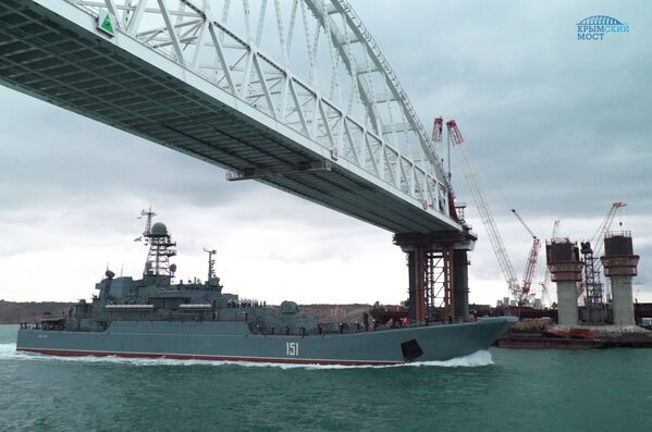 Большой десантный корабль Черноморского флота Азов впервые прошел под аркой моста через Керченский пролив