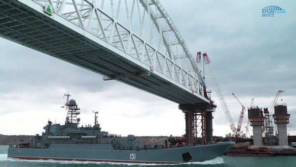 Большой десантный корабль Черноморского флота Азов впервые прошел под аркой моста через Керченский пролив