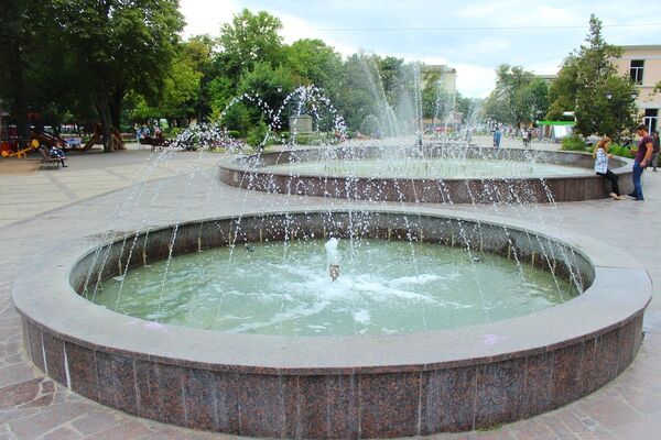 Фонтаны в сквере им. К. Тренева в Симферополе Фонтаны в сквере им. К. Тренева в Симферополе