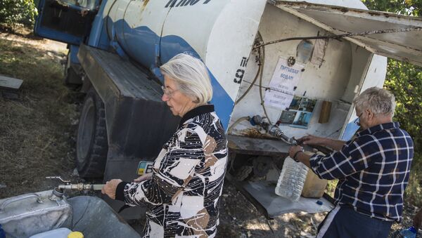 Жители Луганска набирают в канистры питьевую воду