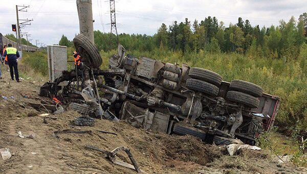 На месте столкновения пассажирского поезда и грузового автомобиля КамАЗ в Ханты-Мансийском автономном округе